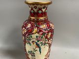 un vase avec un oiseau posé sur une table