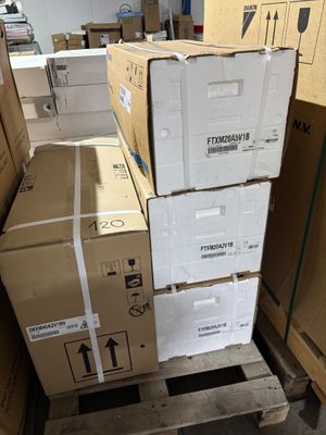 plusieurs boîtes empilées sur une palette