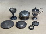 beaucoup d'objets en argent posés sur une table