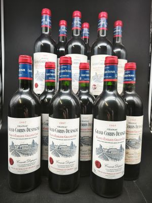 six bouteilles de vin rouge sont alignées sur une table noire