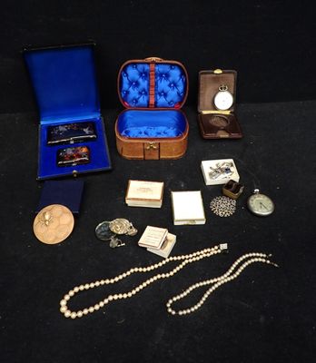un grand nombre d'objets posés sur une table