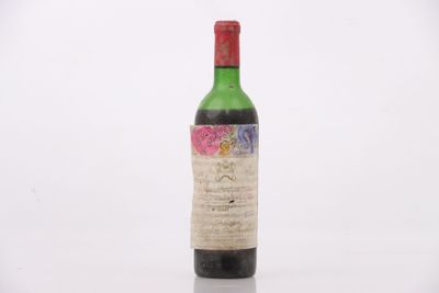une vieille bouteille de vin posée sur une surface blanche