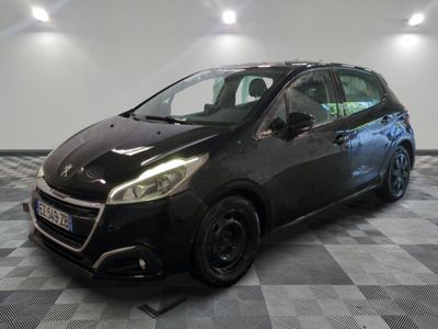 la petite voiture noire est garée dans le garage sur un sol en damier