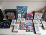 de nombreux livres sur une étagère posée sur la table