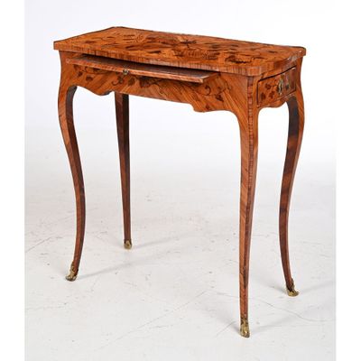 l'image d'une table en bois surmontée d'un tiroir
