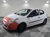 une photo d'une petite voiture blanche et rouge posée sur un sol à damier