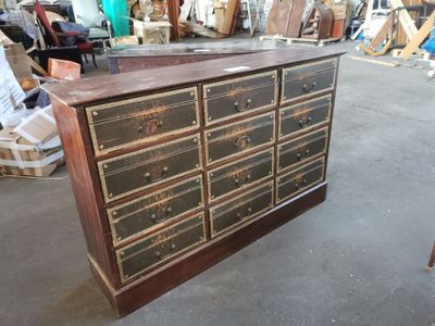 1 cartonnier en bois ouvrant en façade par 12 tiroirs gainés…