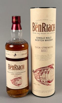 une bouteille de whisky single malt Benriach à côté d'un carton