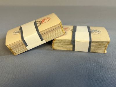 deux piles de papier rayées de noir et de blanc