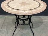 une table ornée d'un motif en forme d'étoile