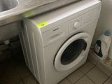 une machine à laver et un sèche-linge dans une petite cuisine