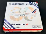 une boîte sur laquelle figure une maquette d'avion