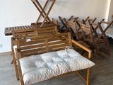 beaucoup de chaises en bois et un banc dans une pièce