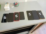 Plusieurs téléphones portables sont alignés sur une table ; des numéros y sont inscrits.