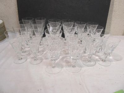 un grand nombre de verres à vin posés sur une table