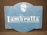 un vieux panneau bleu sur lequel est inscrit le mot « Lambretta »