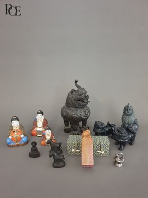 Lot comprenant un brûle-parfum en bonze à patine noire figur… - Photo 1