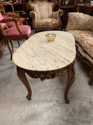 Table basse en bois sculpté, plateau en marbre