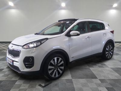 la voiture blanche est garée sur le sol à carreaux d'un garage
