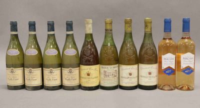 des bouteilles de vin sont alignées sur une table