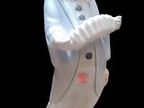 une figurine représentant une femme en robe blanche