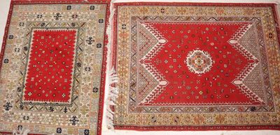 Tapis en laine dans le goût perse fond rouge médaillon centr…