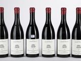 six bouteilles de vin rouge alignées sur une table