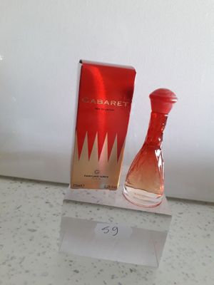 un flacon de parfum posé sur un comptoir à côté d'une boîte de parfum