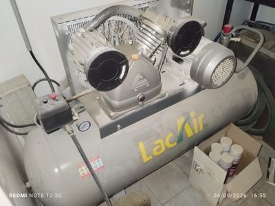 an air compressor sitting on the floor in a room