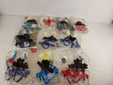 beaucoup de jouets en plastique posés sur une table