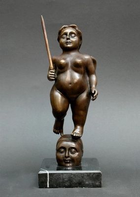statue en bronze représentant un garçon tenant un bâton au-dessus de la tête d'un homme