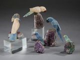 plusieurs figurines d'oiseaux perchés sur des rochers et des cristaux