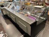 une grande vitrine au milieu d'une épicerie