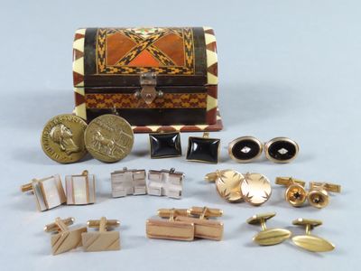 de nombreux modèles différents de montres-bracelets et de bagues-bracelets
