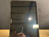 quelqu'un prend une photo de son reflet dans un miroir