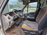 une voiture sale avec un volant et un siège à l'intérieur