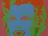 une image représentant un tableau de Marilyn Monroe sur fond rose