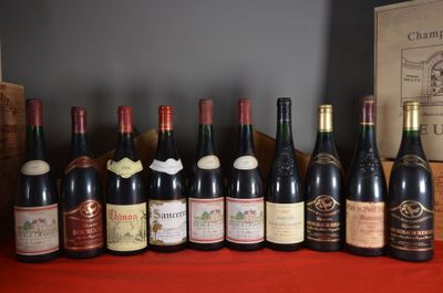 plusieurs bouteilles de vin sont alignées sur une table
