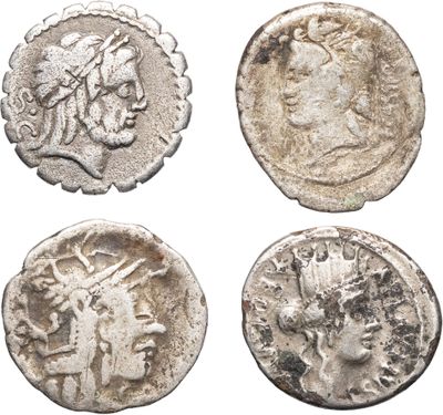 quatre pièces de monnaie romaines antiques, dont l'une représente la tête d'une femme et une autre une tête