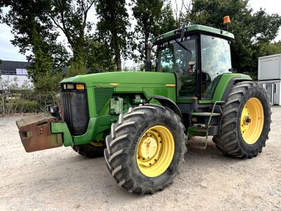 un tracteur garé dans la terre