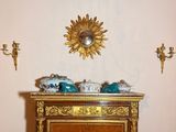 une petite armoire surmontée d'un miroir