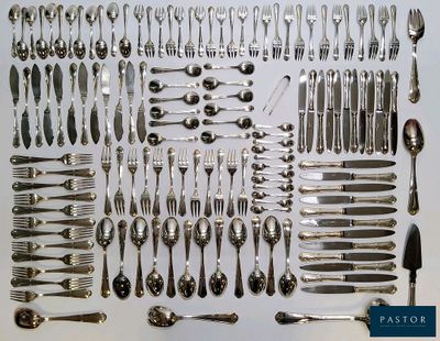 un grand nombre de cuillères et de fourchettes disposées sur la table
