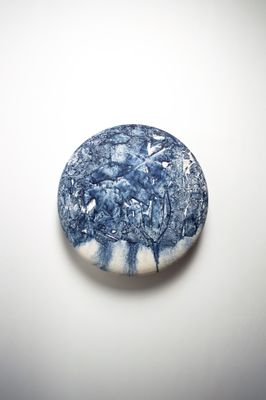 marbre bleu et blanc sur une surface blanche avec un fond blanc