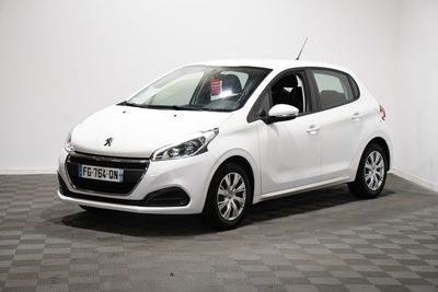 la petite voiture blanche est garée dans une pièce au sol à carreaux