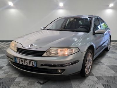la photo d'une voiture argentée garée dans un garage