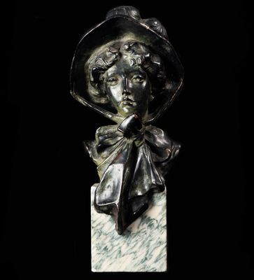 statue d'une femme coiffée d'un chapeau et d'un nœud, posée sur un bloc de marbre