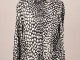 un chemisier noir et blanc sur un mannequin, un mannequin, un mannequin, un mannequin, un mannequin, un mannequin, un mannequin, un mannequin, un mannequin, un mannequin, un mannequin, un mannequin, un mannequin, un mannequin, un mannequin, un mannequin, un mannequin, un mannequin, un mannequin, un mannequin, un mannequin, un mannequin, un mannequin, un mannequin, un mannequin, un mannequin, un mannequin, un mannequin, un mannequin, un mannequin, un mannequin, un mannequin, un mannequin, un mannequin, un