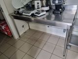 un plan de travail de cuisine sur lequel se trouvent une cafetière et un grille-pain
