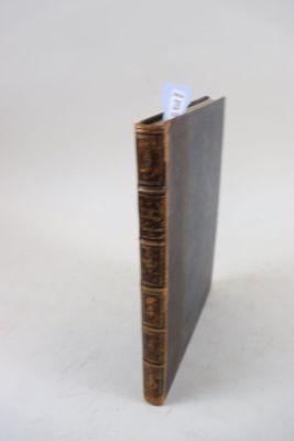 un livre posé sur une surface blanche