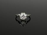 une bague à une seule pierre en diamant